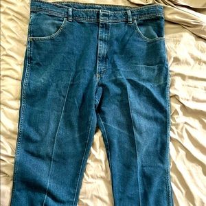 Wrangler Men’s Blue Jeans Size 40X32  Distressed Look Hook Closure